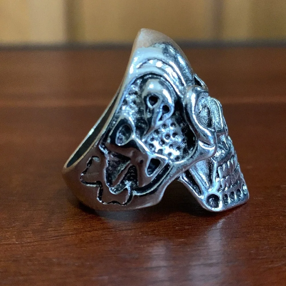 Silver tone skull ring size 9.75